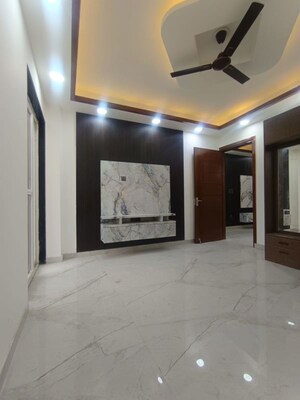 Room in 3 BHK Builder Floor at Green Fields Colony – for Rent