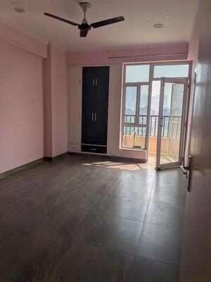 Room in 2.5 BHK Apartment at Gaur City 6th Avenue, Sector 4 Greater Noida – for Rent