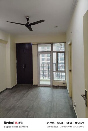Room in 3 BHK Apartment at Exotica Dreamville, Sector 16c Greater Noida – for Rent