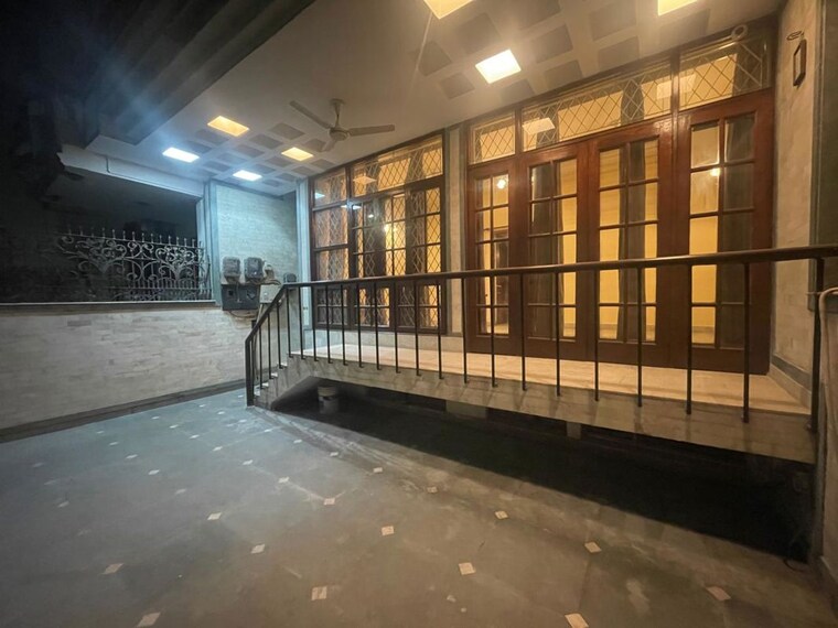 Balcony, shivalik colony 3 Bedroom 200 Sq.Yd. Builder Floor In Shivalik Colony Delhi 10343669