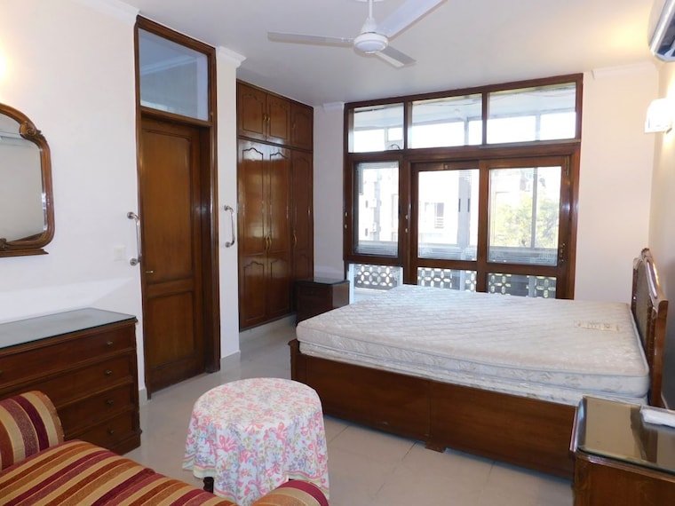 Bedroom, safdarjung enclave 2 Bedroom 500 Sq.Yd. Builder Floor In Safdarjung Enclave Delhi 10343716