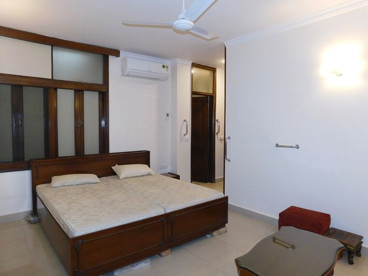 Bedroom, safdarjung enclave 2 Bedroom 500 Sq.Yd. Builder Floor In Safdarjung Enclave Delhi 10343716
