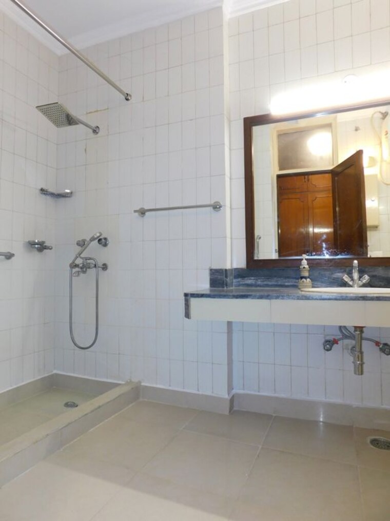 Kitchen, safdarjung enclave 2 Bedroom 500 Sq.Yd. Builder Floor In Safdarjung Enclave Delhi 10343716
