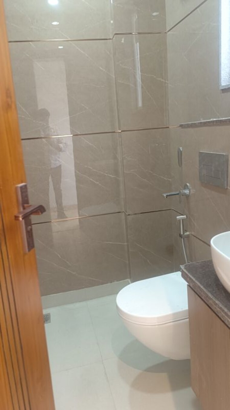 Bathroom, new rajinder nagar 3 Bedroom 907 Sq.Ft. Builder Floor In New Rajinder Nagar Delhi 10343724