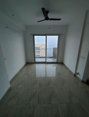 Room in 3 BHK Apartment at Mahaluxmi Migsun Ultimo, Omicron Iii Greater Noida – for Rent