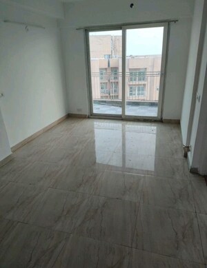 Room in 3 BHK Apartment at Mahaluxmi Migsun Ultimo, Omicron Iii Greater Noida – for Rent