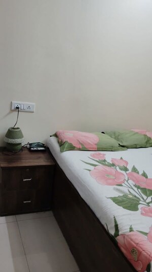 Furnished Amenities in 2.5 BHK Apartment at Saur Sun Heights, Powai – for Rent
