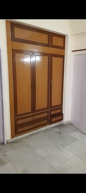 Room in 2 BHK Apartment at Shipra Suncity, Vaibhav Khand – for Rent