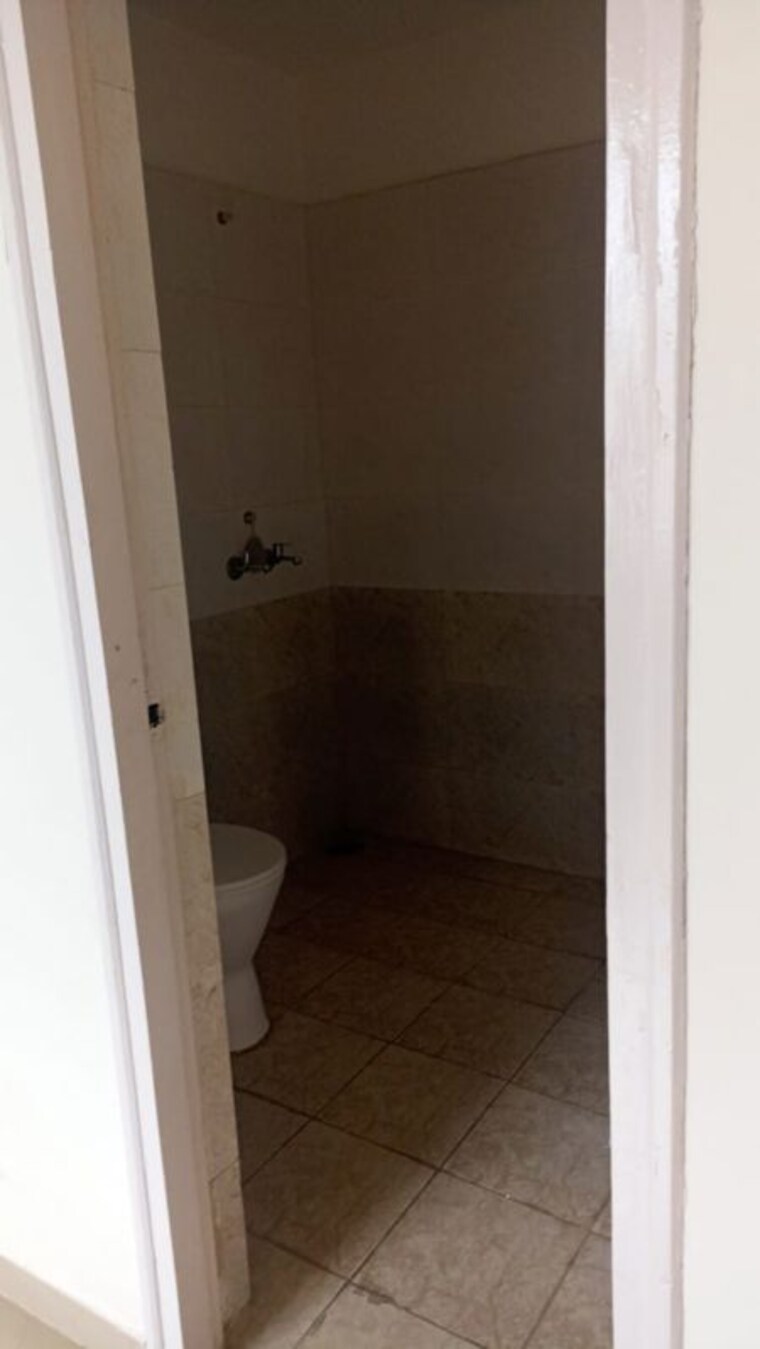 Bathroom, shree-vardhman-green-court 2 Bedroom 590 Sq.Ft. Apartment In Sector 90 Gurgaon 10343919