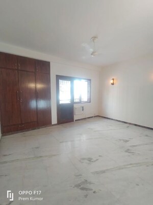 Room in 3 BHK Apartment at Defence Colony – for Rent