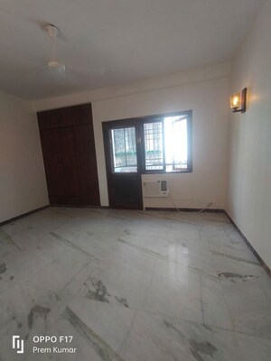 Room in 3 BHK Apartment at Defence Colony – for Rent