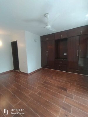 Room in 3 BHK Apartment at Defence Colony – for Rent