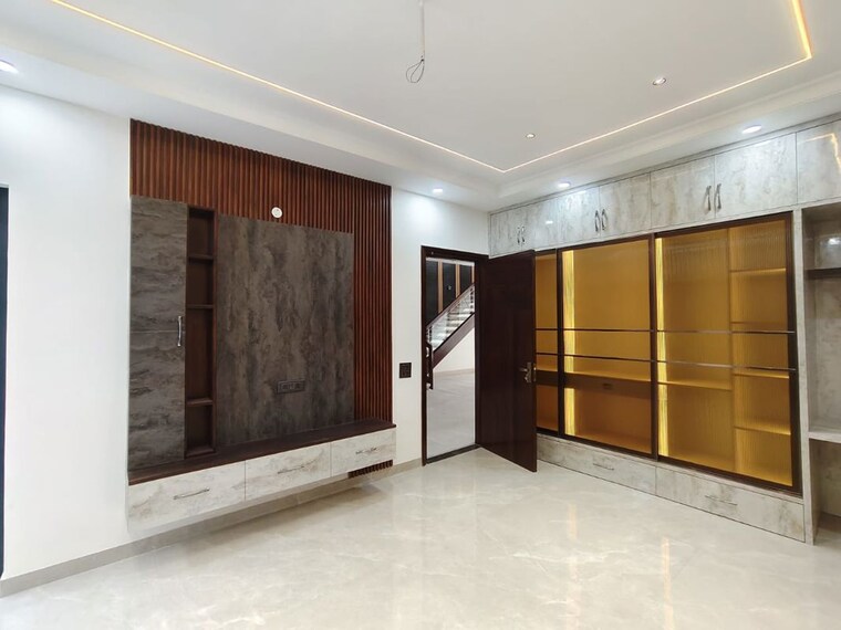 Room, sector 79 6 Bedroom 300 Sq.Yd. Independent House In Sector 79 Mohali 10343954