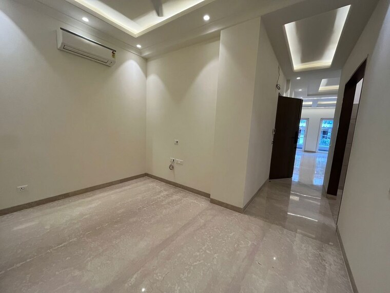Room, greater kailash ii 3 Bedroom 250 Sq.Yd. Builder Floor In Greater Kailash ii Delhi 10343994
