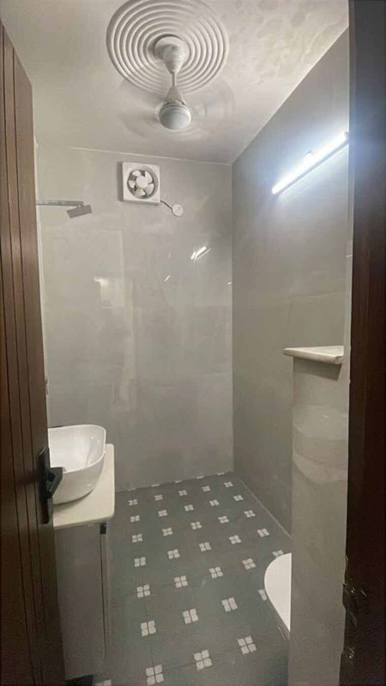 Bathroom, kalkaji 2 Bedroom 120 Sq.Yd. Builder Floor In Kalkaji Delhi 10344042