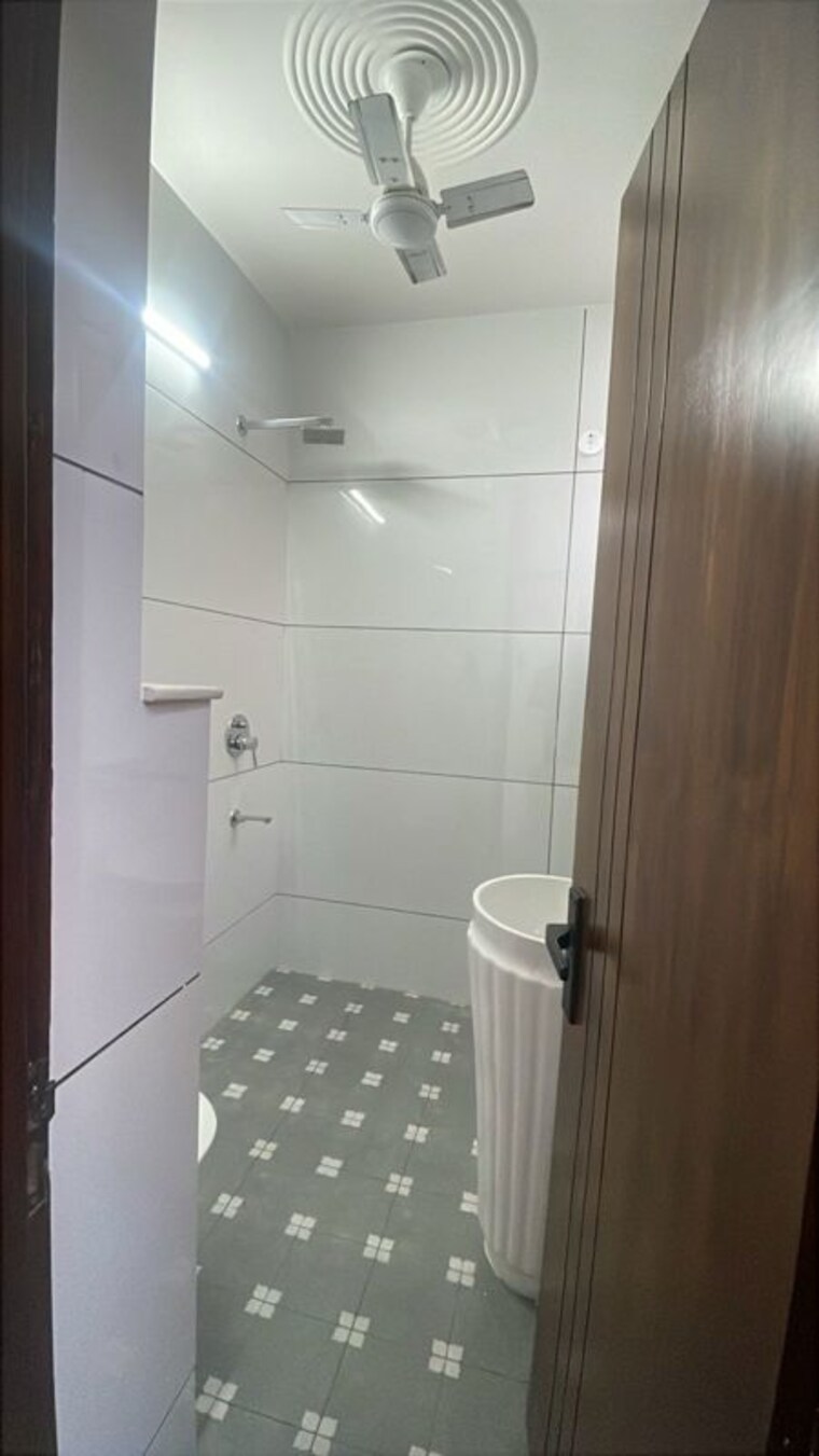 Bathroom, kalkaji 2 Bedroom 120 Sq.Yd. Builder Floor In Kalkaji Delhi 10344042