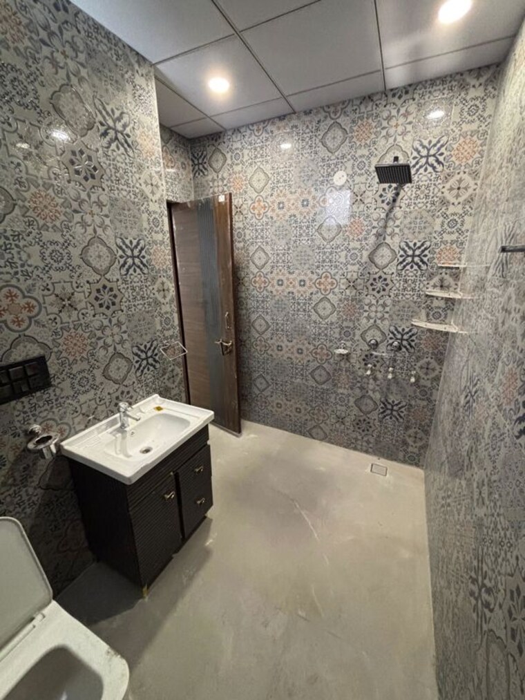 Bathroom, sector 61 3 Bedroom 250 Sq.Yd. Independent House In Sector 61 Noida 10343576