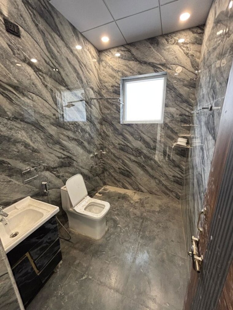 Bathroom, sector 61 3 Bedroom 250 Sq.Yd. Independent House In Sector 61 Noida 10343576