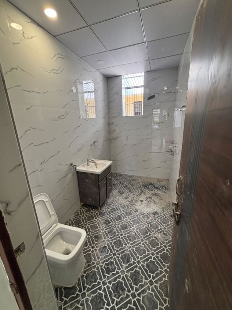 Bathroom, sector 61 3 Bedroom 250 Sq.Yd. Independent House In Sector 61 Noida 10343576