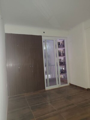 Room in 3 BHK Apartment at DPL Flora Heritage, Sector 1 Greater Noida – for Rent