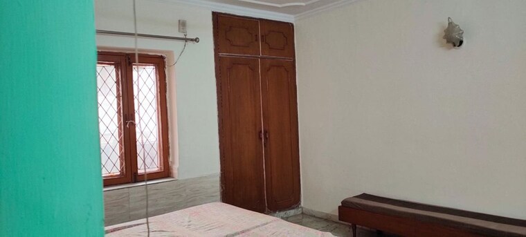 Room, arun vihar 2.5 Bedroom 300 Sq.Mt. Villa In Arun Vihar Noida 10344139