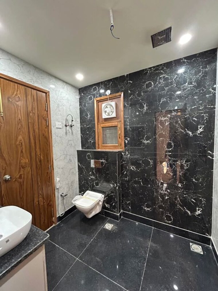 Bathroom, lok vihar 3 Bedroom 1800 Sq.Ft. Apartment In Lok Vihar Delhi 10344254