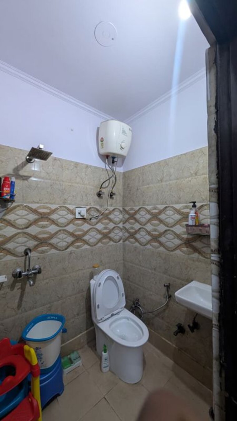 Bathroom, shakti khand iv 3 Bedroom 1100 Sq.Ft. Builder Floor In Shakti Khand iv Ghaziabad 10344487