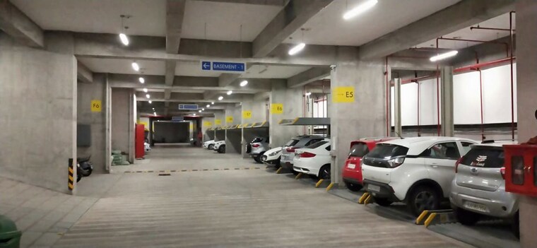  Parking, navrangpura Commercial Office Space 955 Sq.Ft. In Navrangpura Ahmedabad 10344586