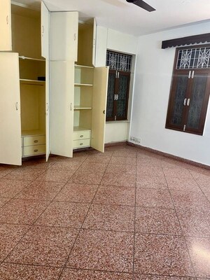 Room in 2 BHK Apartment at New Friends Colony – for Rent