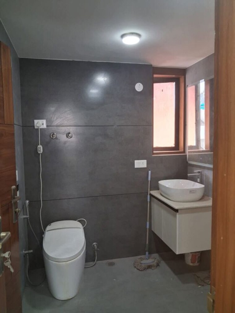Bathroom, sector 11 dwarka 3.5 Bedroom 2000 Sq.Ft. Apartment In Sector 11 Dwarka Delhi 10344646