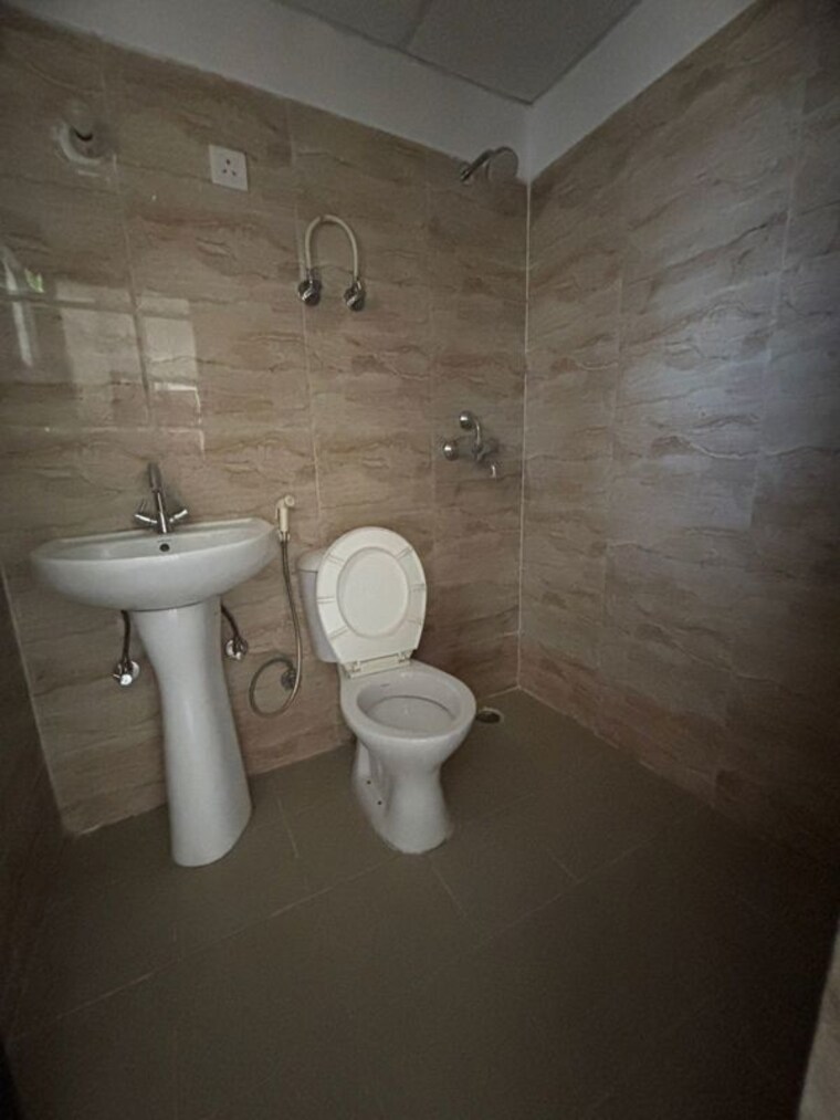 Bathroom, ajnara-homes 2.5 Bedroom 1085 Sq.Ft. Apartment In Sector 16b Greater Noida Greater Noida 9475430