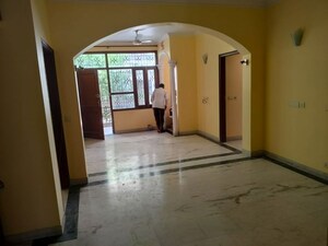 Room in 3 BHK Builder Floor at South City 1 – for Rent