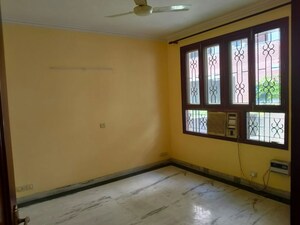 Room in 3 BHK Builder Floor at South City 1 – for Rent