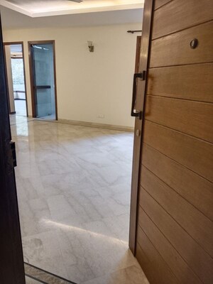 Room in 4 BHK Apartment at Vasant Vihar – for Rent