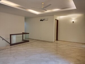 Room in 4 BHK Apartment at Vasant Vihar – for Rent