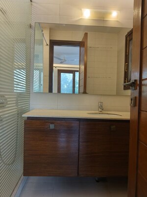 Room in 4 BHK Apartment at Vasant Vihar – for Rent