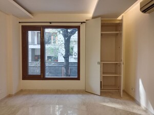 Room in 4 BHK Apartment at Vasant Vihar – for Rent