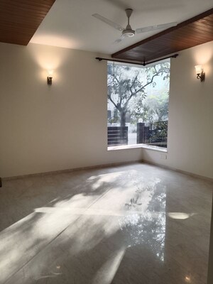 Room in 4 BHK Apartment at Vasant Vihar – for Rent