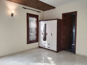 Room in 4 BHK Apartment at Vasant Vihar – for Rent