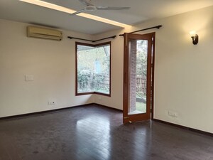 Room in 4 BHK Apartment at Vasant Vihar – for Rent