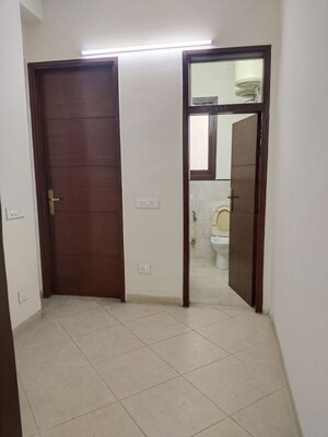 Room in 4 BHK Apartment at Vasant Vihar – for Rent