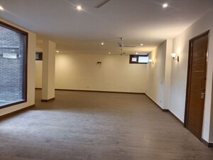 Room in 4 BHK Apartment at Vasant Vihar – for Rent