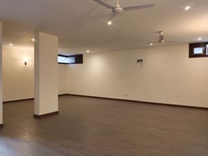 Room in 4 BHK Apartment at Vasant Vihar – for Rent