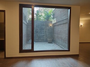 Room in 4 BHK Apartment at Vasant Vihar – for Rent