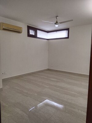 Room in 4 BHK Apartment at Vasant Vihar – for Rent