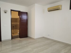 Room in 4 BHK Apartment at Vasant Vihar – for Rent