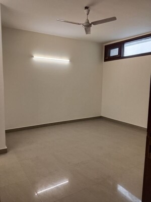 Room in 4 BHK Apartment at Vasant Vihar – for Rent
