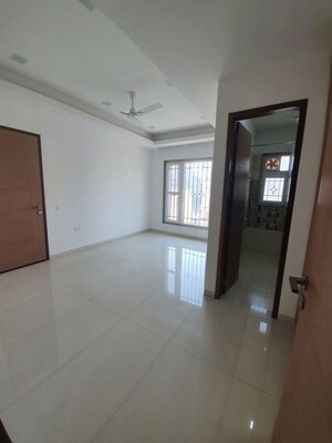 Room in 3 BHK Builder Floor at Sector 45 – for Rent