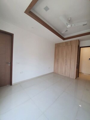 Room in 3 BHK Builder Floor at Sector 45 – for Rent