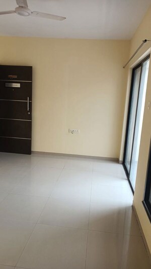 Room in 2 BHK Apartment at Mantra Fifth Avenue, Hadapsar – for Rent